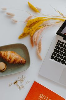 带橙色笔记本和南瓜的女性书桌