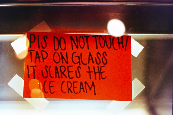 红色纸张、文字、冰淇淋、胶片、室内、桌子、家具、文字