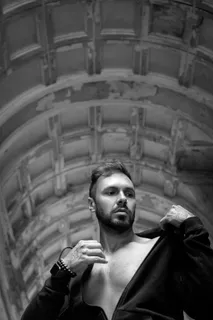 男子脱衬衫的灰度照片