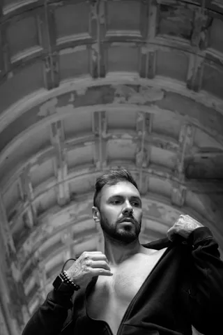 男子脱衬衫的灰度照片