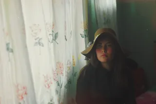 成人、窗帘、时尚、女孩、帽子、室内、灯光、人