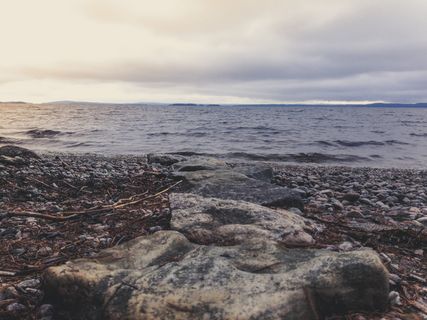 海岸上的灰色岩石 海岸上的灰色岩石