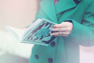 自然，人，女人，手，孤独，书，外套，童话