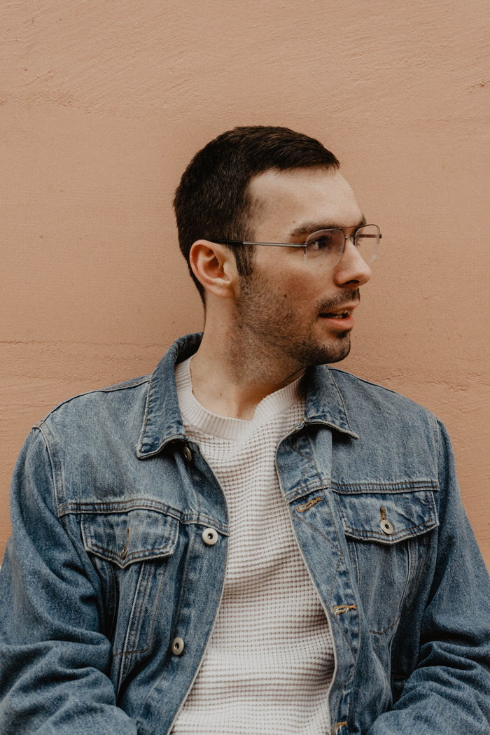 身穿蓝色牛仔夹克的男子凝视左侧