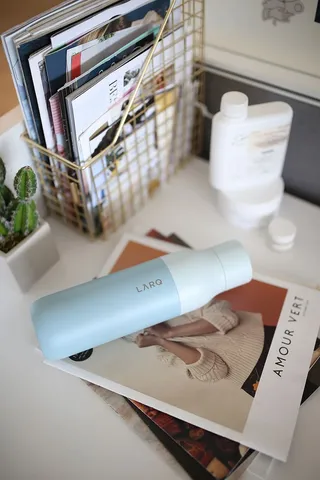 电器，吹风机，吹风机，烘干机，办公桌，家具，人，人