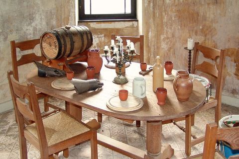 中世纪、宴会、圆桌、骑士、葡萄酒、酒桶、椅子、室内