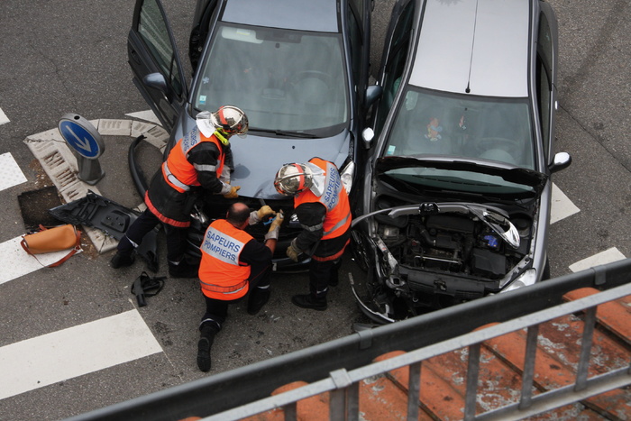 二、蓝色、银色车辆、道路、四、人、消防员、汽车