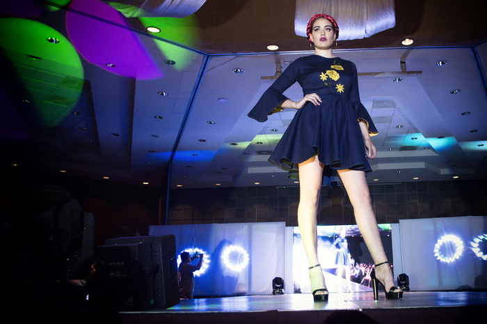 站在舞台上的女人