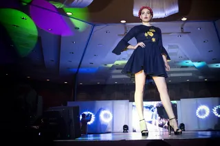 站在舞台上的女人