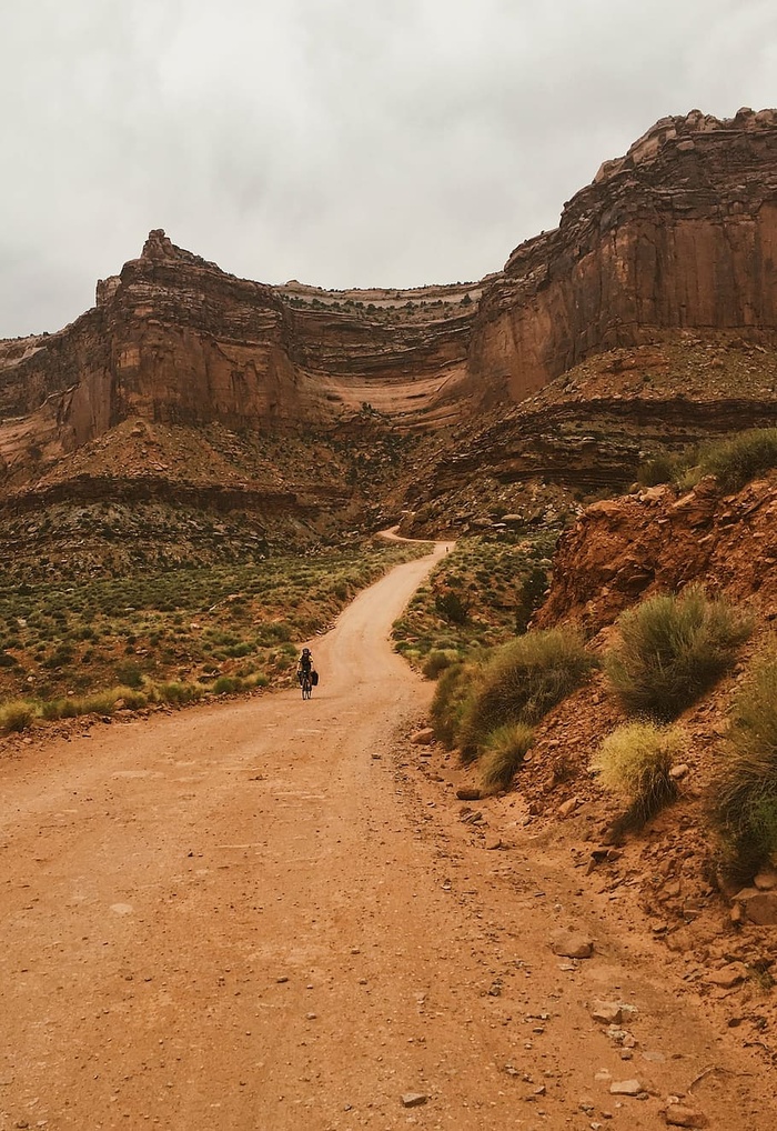 人，行走，高山，多云，天空，自然，道路，岩石