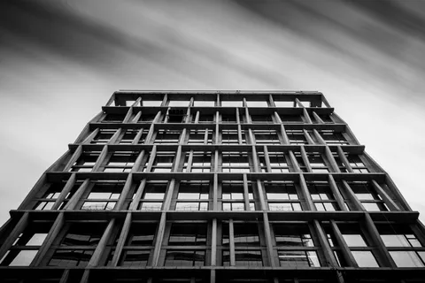 混凝土建筑的灰度摄影