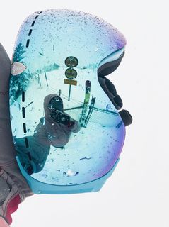 被雪覆盖的田野，反射在护目镜上的景色