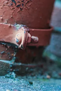 钢、管、金属、铅锤、白天、无人、生锈、墙壁 钢、管、金属、铅锤、白天、无人、生锈、墙壁