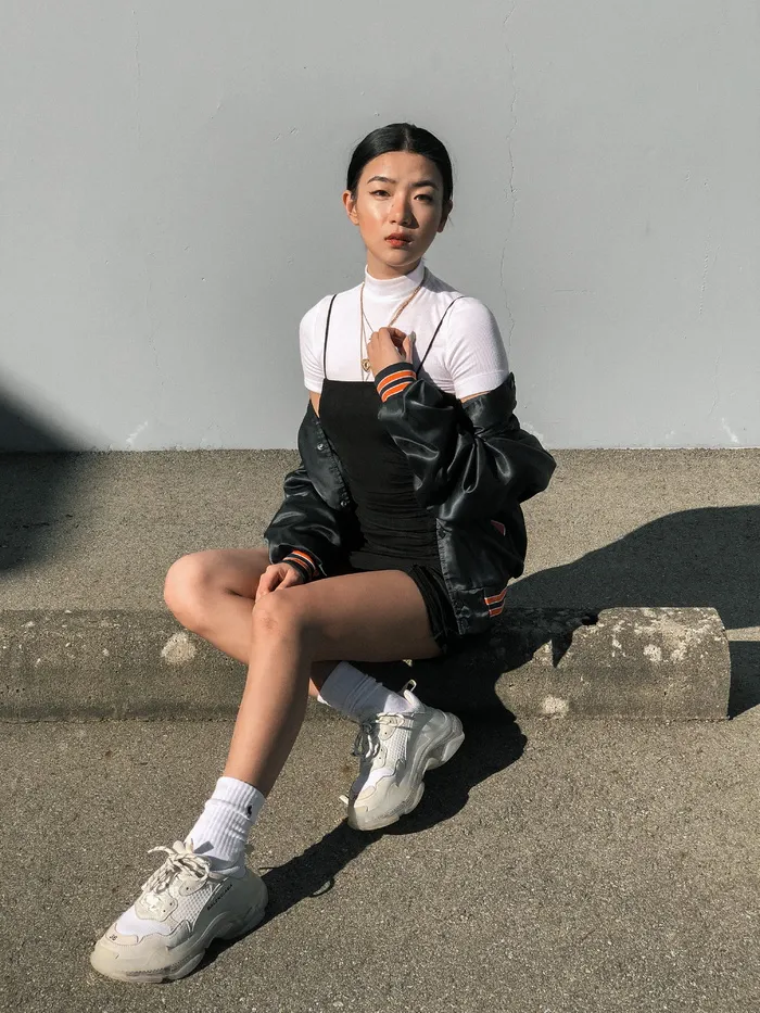 坐在灰色混凝土表面上的女人