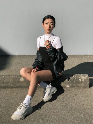 坐在灰色混凝土表面上的女人