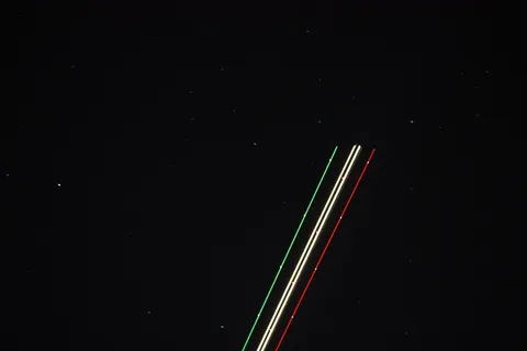 白色、红色和绿色线条图插图