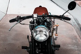 黑色标准摩托车