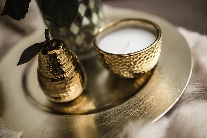 一束鲜花和蜡烛