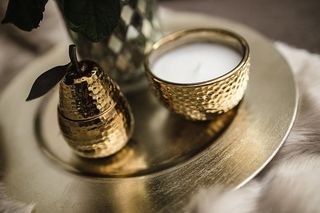 一束鲜花和蜡烛