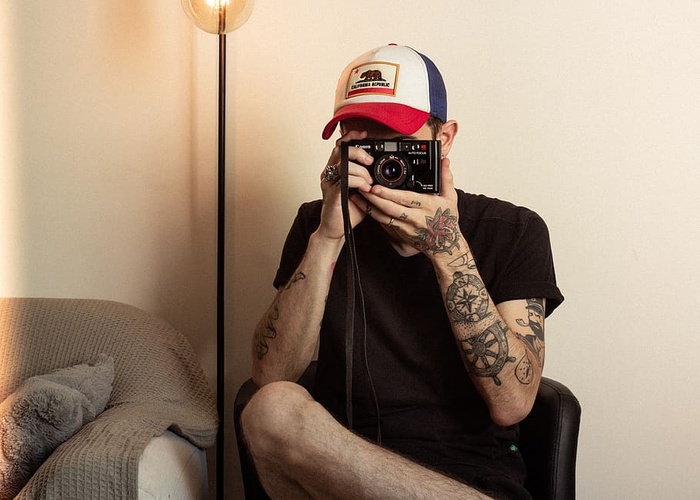 手持摄像机的男子