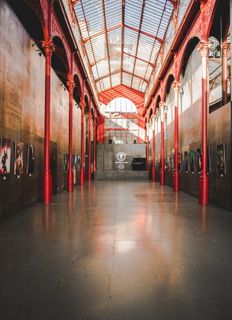 红色和黑色金属框架