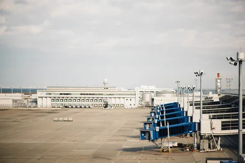 机场、飞机、跑道、旅行、运输、衣架、行李、机翼 机场、飞机、跑道、旅行、运输、衣架、行李、机翼