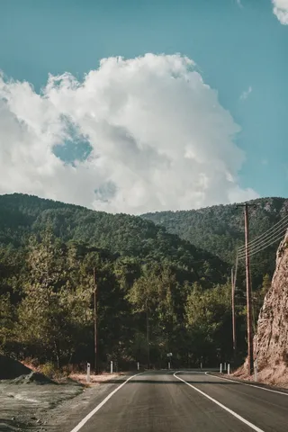 路边山上多云的天空