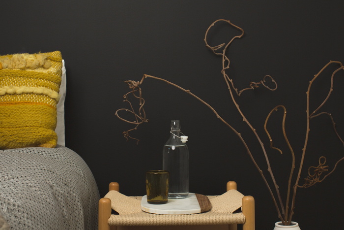 桌子上除了琥珀色的酒杯，还有一个透明的玻璃瓶