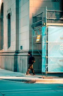 在脚手架附近行走的男子