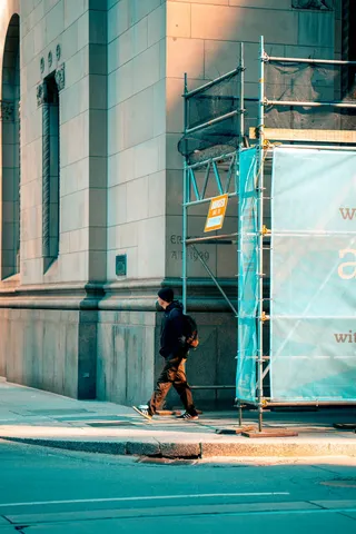 在脚手架附近行走的男子