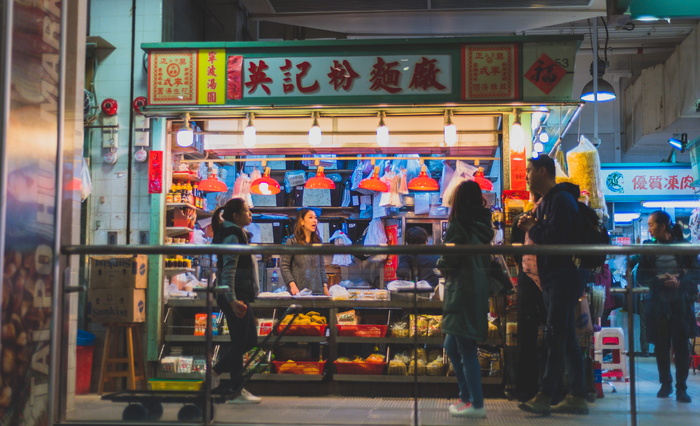 夜市上行走的男人和女人