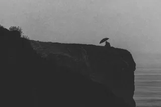 剪影、人物、手持、伞、顶部、山、山、黑白