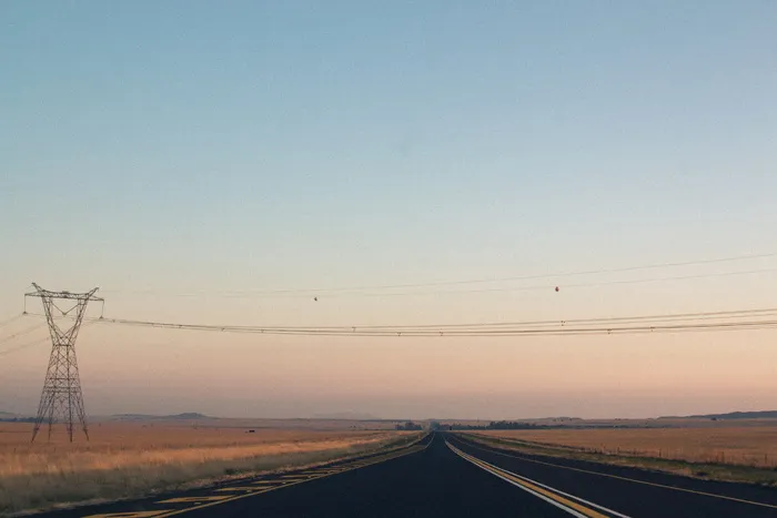 白天，棕色草地之间的道路空旷