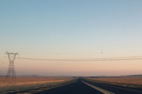 白天，棕色草地之间的道路空旷