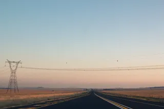 白天，棕色草地之间的道路空旷