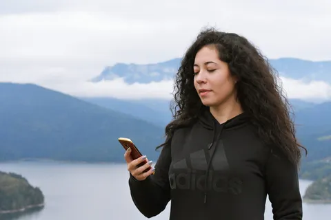穿黑色阿迪达斯套头衫连帽衫的女士 穿黑色阿迪达斯套头衫连帽衫的女士