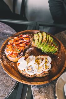 盘子上的煮蛋片