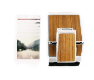 白色表面上的眉毛和白色容器