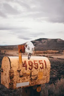 白色和棕色木质墙面装饰