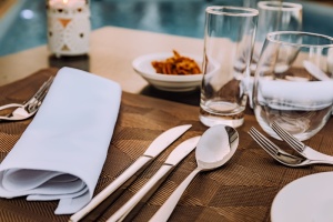 桌上的银餐具