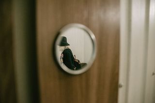 附在墙上的银色金属框圆镜