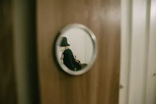 附在墙上的银色金属框圆镜