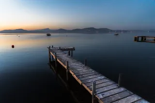 水上棕色木质船坞