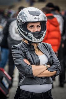 比赛，头盔，自行车，街道，女人，站立，头饰，真人