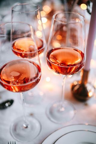 圣诞桌上的玫瑰酒杯