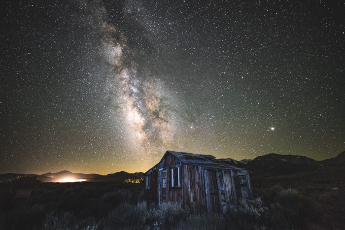 夜间星空下棕色和灰色的木屋