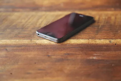 关闭空间、灰色、iphone 5、5s、棕色、木质、表面、智能手机 关闭空间、灰色、iphone 5、5s、棕色、木质、表面、智能手机