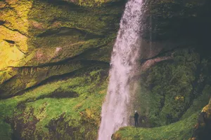 瀑布附近的人、人、站、山、瀑布、瀑布、自然、水