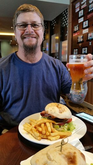 男人，拿着，透明，酒杯，旁边，棕色，木制，桌子