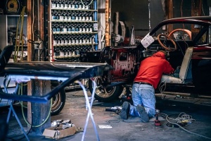 修理工在车库里修理汽车